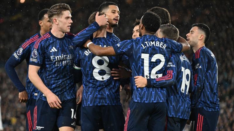 记者：富安健洋已与阿贾克斯就一份短期合同达成一致